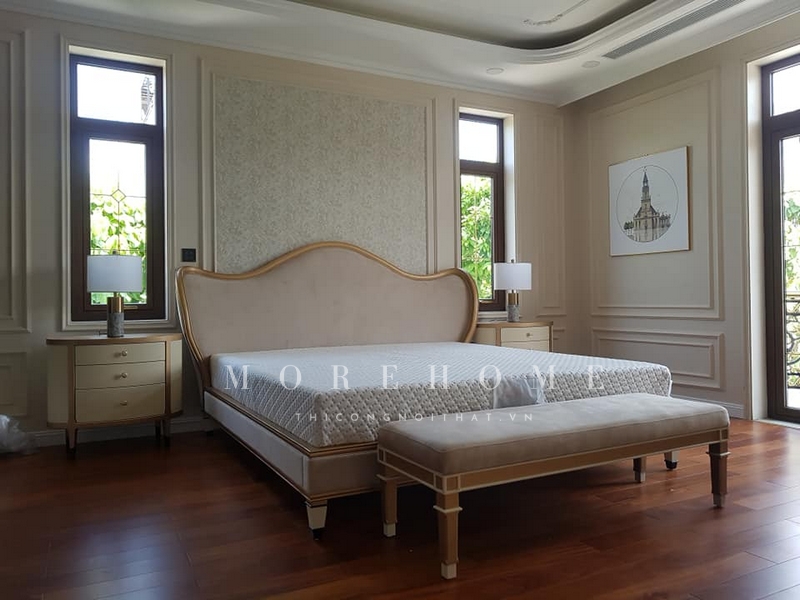 .
Giường ngủ gỗ tự nhiên có kiểu dáng tân cổ điển thanh thoát, tạo nên vẻ đẹp cổ điển nhưng không quá kỳ vọng cho phòng ngủ biệt thự. Nó được trang bị bộ nỉ Bỉ cao cấp và sơn nhũ vàng, tạo nên sự sang trọng và quyền quý cho chủ nhân.
